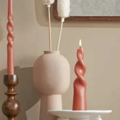Bougeoirs Soldes Magasin -Bougeoirs Soldes Magasin bougie conique torsadee en couleur terracotta h25 1