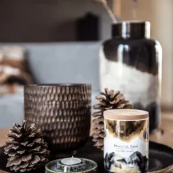 Maisons Du Monde Bougies Bougie Parfumée En Céramique Marron, Noire, Blanche Et Dorée 190g -Bougeoirs Soldes Magasin bougie parfumee en ceramique marron noire blanche et doree 190g 1000 8 33 217251 4