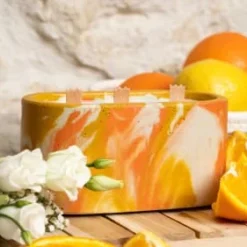 Junny Bougies Bougie Xxl En Béton Tie&dye Orange Et Jaune Parfum Fleur D'oranger -Bougeoirs Soldes Magasin bougie xxl en beton tie dye orange et jaune parfum fleur d oranger 1