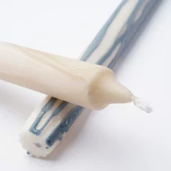 Mica Decorations Lot De 4 Bougies Longue En Stéarine Bleues Et Beiges -Bougeoirs Soldes Magasin lot de 4 bougies longue en stearine bleues et beiges 2